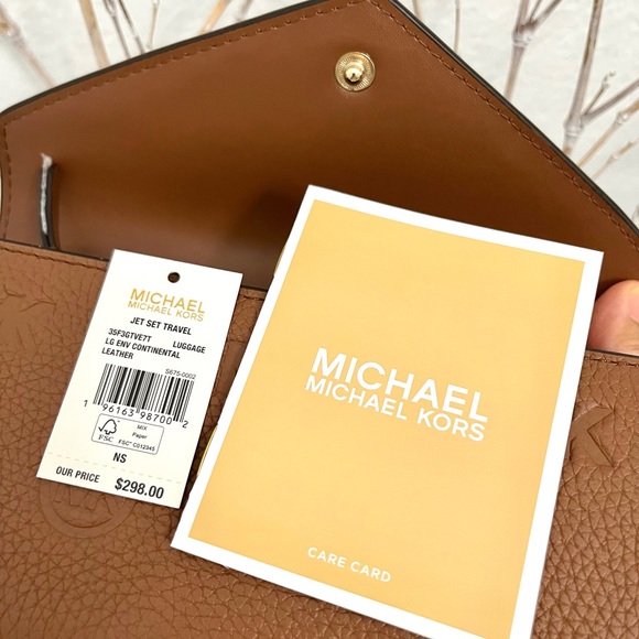 Michael Kors Jet Set Travel LG Logo Embossed Leather Envelope Wallet - Picture 5 of 5
